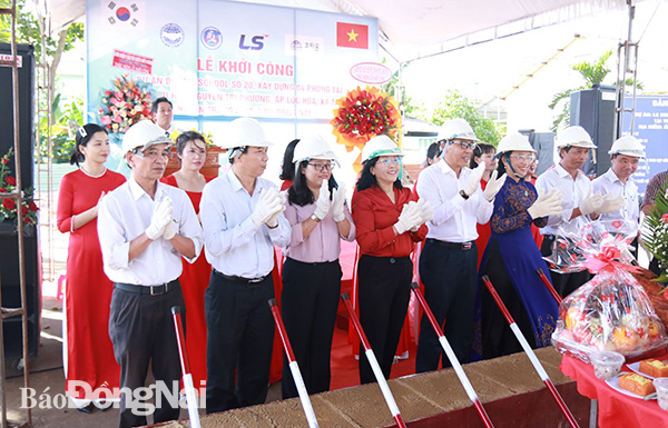 Các đại biểu thực hiện nghi thức động thổ khởi công xây dựng 4 phòng học mới tại Trường tiểu học Nguyễn Tri Phương, xã Tây Hòa, H.Trảng Bom. 
