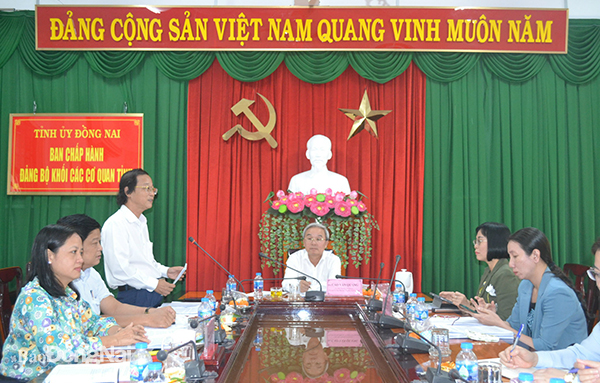 Bí thư Đảng ủy Khối các cơ quan tỉnh Bùi Quang Huy trao đổi một số kết quả trong thực hiện nhiệm vụ năm 2022 của Đảng bộ khối.