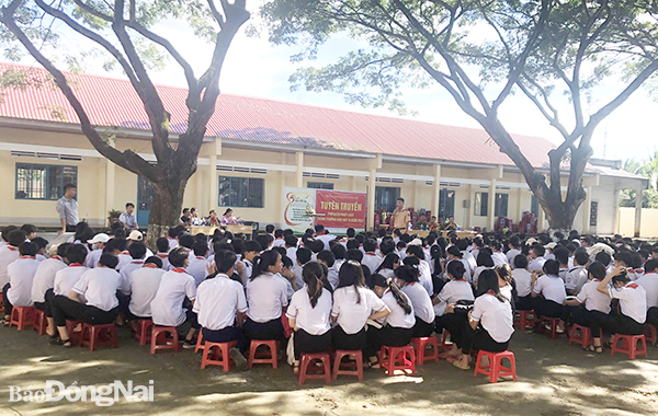 Cán bộ, chiến sĩ Công an H.Xuân Lộc tổ chức tuyên truyền pháp luật cho học sinh trên địa bàn huyện. Ảnh: T.Danh