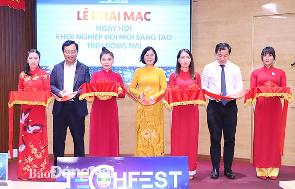 Cắt băng khai mạc Ngày hội khởi nghiệp đổi mới sáng tạo tỉnh Đồng Nai năm 2022. Ảnh: Vương Thế
