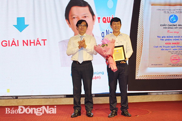 Phó chủ tịch UBND tỉnh Nguyễn Sơn Hùng trao giải nhất cho tác giả Đặng Ngọc Hùng (tỉnh Bình Thuận)