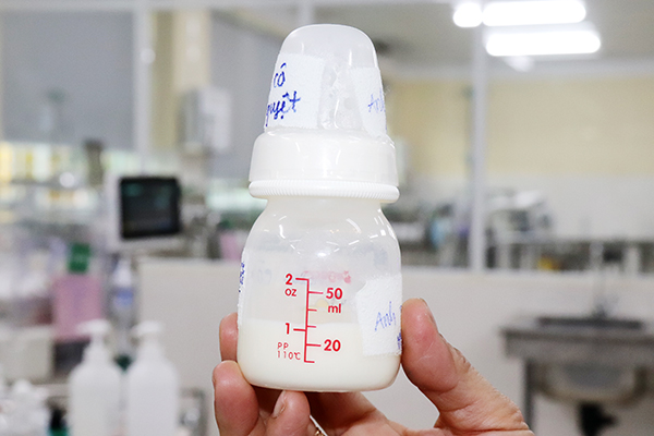 Do trẻ sinh non nhẹ cân nên mỗi lần các điều dưỡng chỉ pha khoảng 20ml sữa để cho trẻ uống
