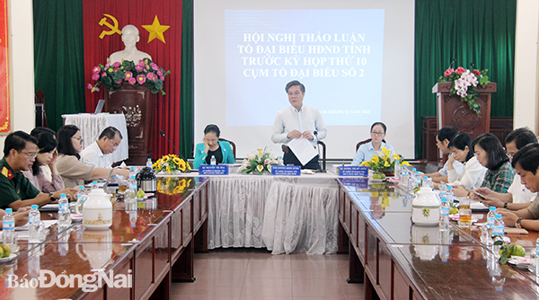 Ông Dương Minh Dũng,  Ủy viên Ban TVTU, Bí thư Huyện ủy Long Thành, Tổ trưởng Tổ đại biểu HĐND tỉnh đơn vị H.Long Thành điều hành buổi thảo luận tại Cụm tổ số 2