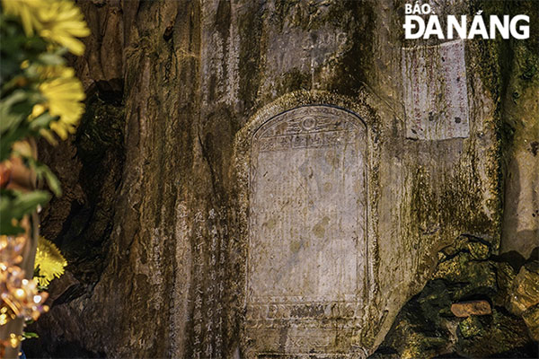 "Phổ Đà sơn linh trung Phật" - ma nhai được đánh giá có giá trị nhất nhì tại Danh thắng Ngũ Hành Sơn, hi lại việc thiền sư Huệ Đạo Minh chủ trì hưng công trùng tu tôn tạo chùa Phật trên núi Phổ Đà (Ngũ Hành Sơn) và chùa Bình An ở dưới núi; việc tôn tạo được sự đóng góp nhiều của thiện nam, tín nữ, trong đó có một số người Nhật Bản, Trung Quốc…