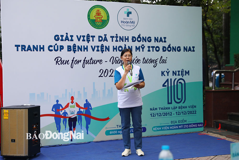 Bà Trương Thị Thu Hằng, Giám đốc Bệnh viện Hoàn Mỹ ITO Đồng Nai phát biểu khai mạc giải