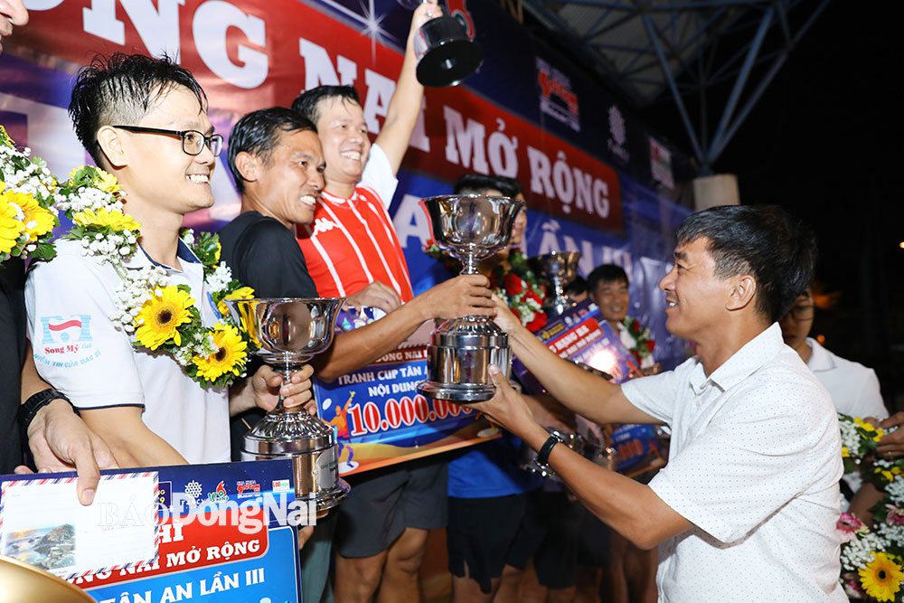 Đại diện Liên đoàn Quần vợt tỉnh trao cúp vô địch cho đôi VĐV Nguyễn Hữu Thời – Vũ Ngọc Tuyến