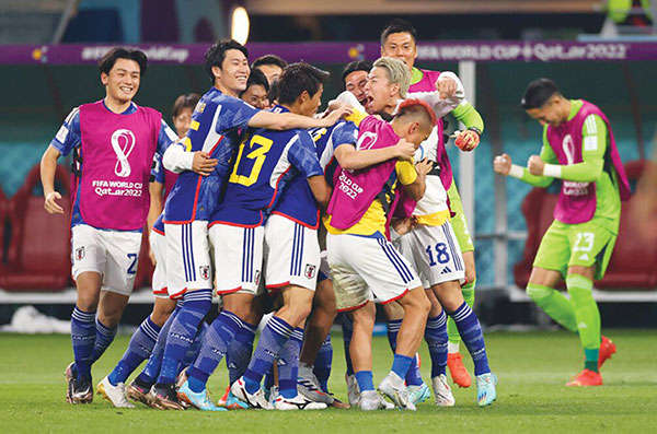 Các cầu thủ Nhật Bản ăn mừng chiến thắng trước Tây Ban Nha
