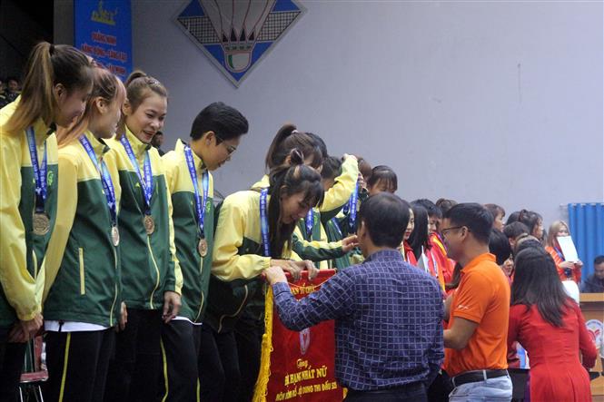 Ban tổ chức trao huy chương vàng và cờ cho đội nữ Thành phố Hồ Chí Minh nội dung (5x5). Ảnh: TTXVN