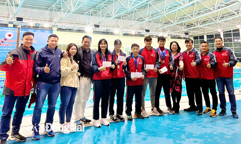 Phó giám đốc Sở VH-TTDL Bùi Thanh Nam; lãnh đạo cùng cán bộ Trường phổ thông năng khiếu thể thao, Trung tâm Huấn luyện và thi đấu TDTT tỉnh chúc mừng HLV, VĐV đội tuyển lặn Đồng Nai đoạt huy chương vàng, đồng