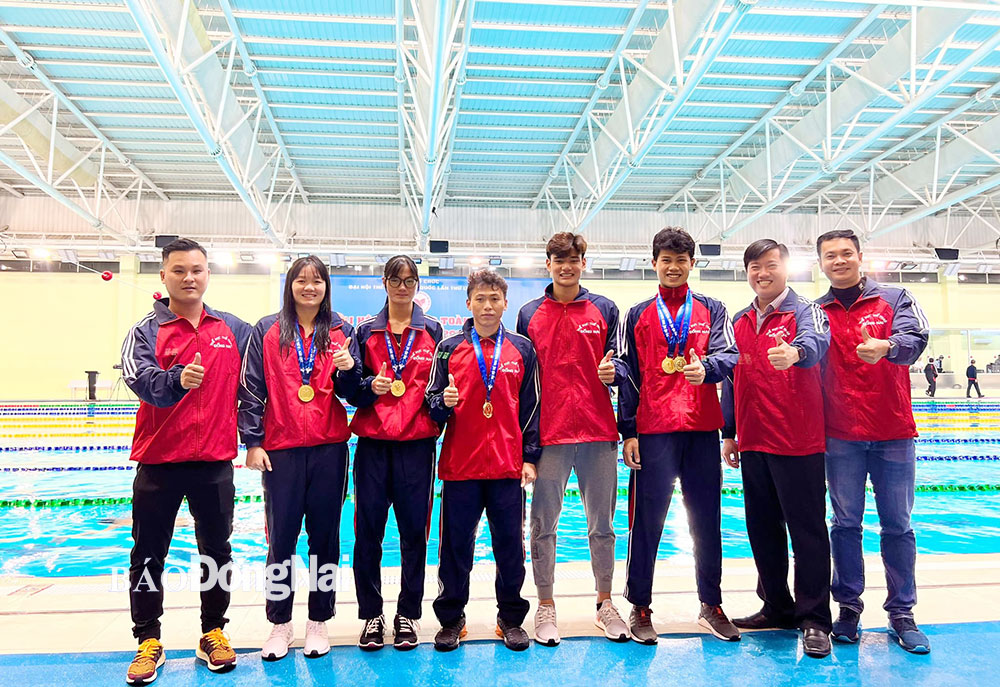 Phó giám đốc Sở VH-TTDL Bùi Thanh Nam và lãnh đạo Trung tâm Huấn luyện và thi đấu TDTT tỉnh chúc mừng HLV, VĐV đội tuyển lặn Đồng Nai đoạt huy chương vàng, đồng