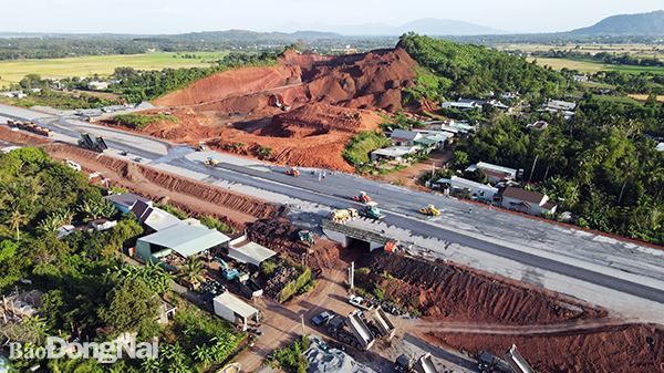 Đường cao tốc Phan Thiết - Dầu Giây đi qua 2 tỉnh Bình Thuận và Đồng Nai. Trong đó, đoạn qua Đồng Nai dài hơn 51km