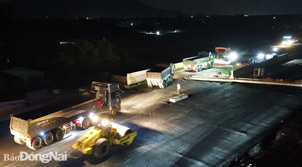 Thời điểm này, dù là vào đêm khuya, trên công trường dự án Đường cao tốc Phan Thiết - Dầu Giây vẫn nhộn nhịp thi công. Theo tiến độ đề ra, dự án phải hoàn thành toàn bộ để đưa vào khai thác trước ngày 30-4-2023