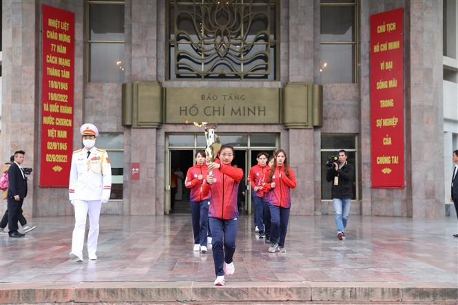VĐV điền kinh Nguyễn Thị Oanh cùng đoàn VĐV tiêu biểu rước đuốc từ Bảo tàng Hồ Chí Minh. Ảnh: Minh Quyết - TTXVN