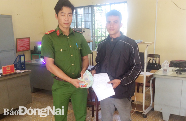 Công an TT.Tân Phú (H.Tân Phú) trả lại tài sản cho người bị mất