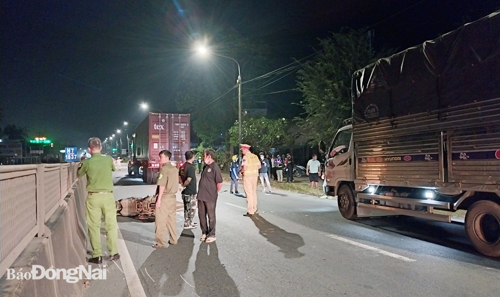 Va chạm với container, một người đi xe máy tử vong tại chỗ