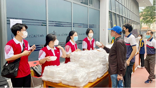 Người dân được phát các phần đồ ăn miễn phí khi tham gia Ngày hội sức khỏe cộng đồng