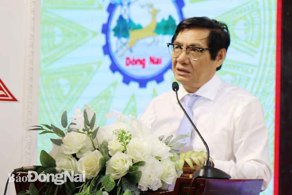 Phó chủ tịch UBND tỉnh Nguyễn Sơn Hùng phát biểu tại hội nghị.