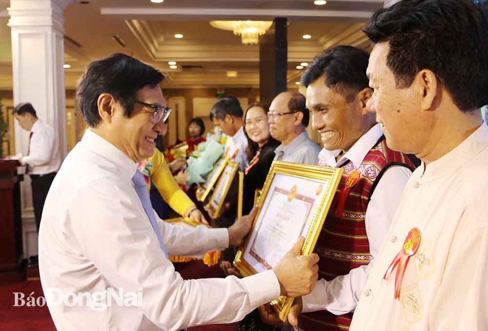 Phó chủ tịch UBND tỉnh Nguyễn Sơn Hùng trao tặng bằng khen của UBND tỉnh cho người DTTS tiêu biểu. 