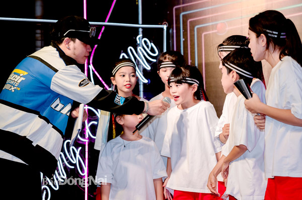 Nhóm nhảy ST Team đang giao lưu, trình bày rõ hơn về phong cách bài dự thi tại đêm chung kết Let’s Dance Đồng Nai 2022. Ảnh: H.Lê