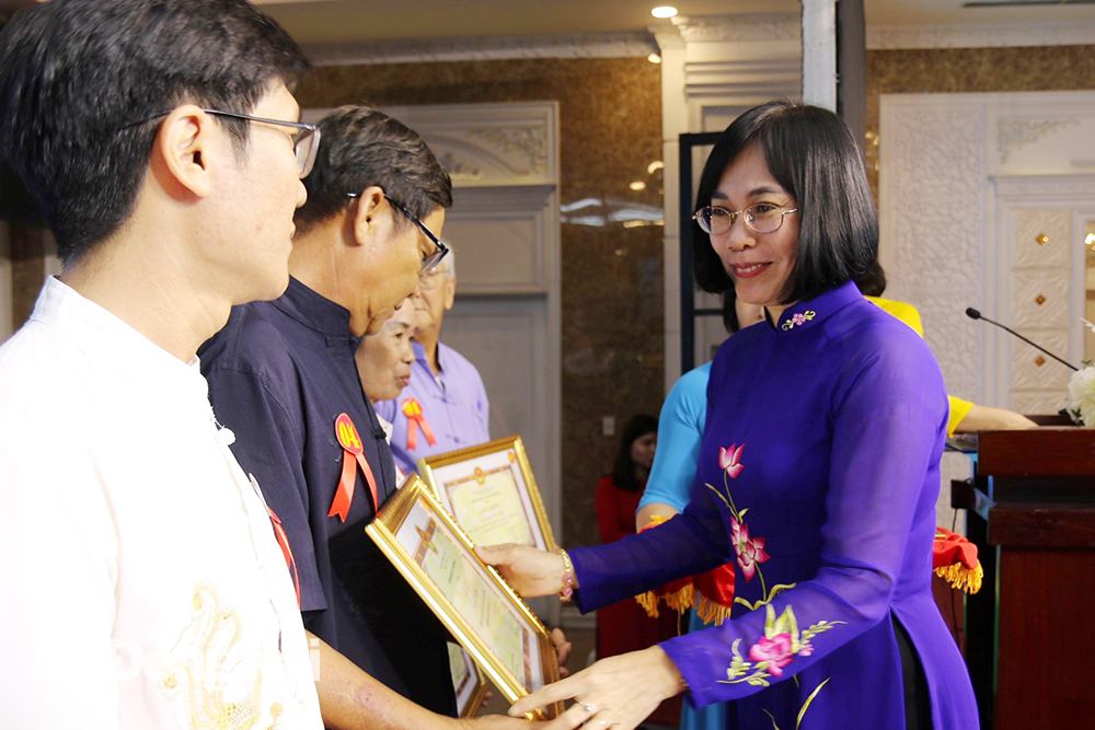 Phó chủ tịch UBND tỉnh Nguyễn Thị Hoàng trao giấy khen cho người có uy tín trong đồng bào DTTS tỉnh năm 2022. 