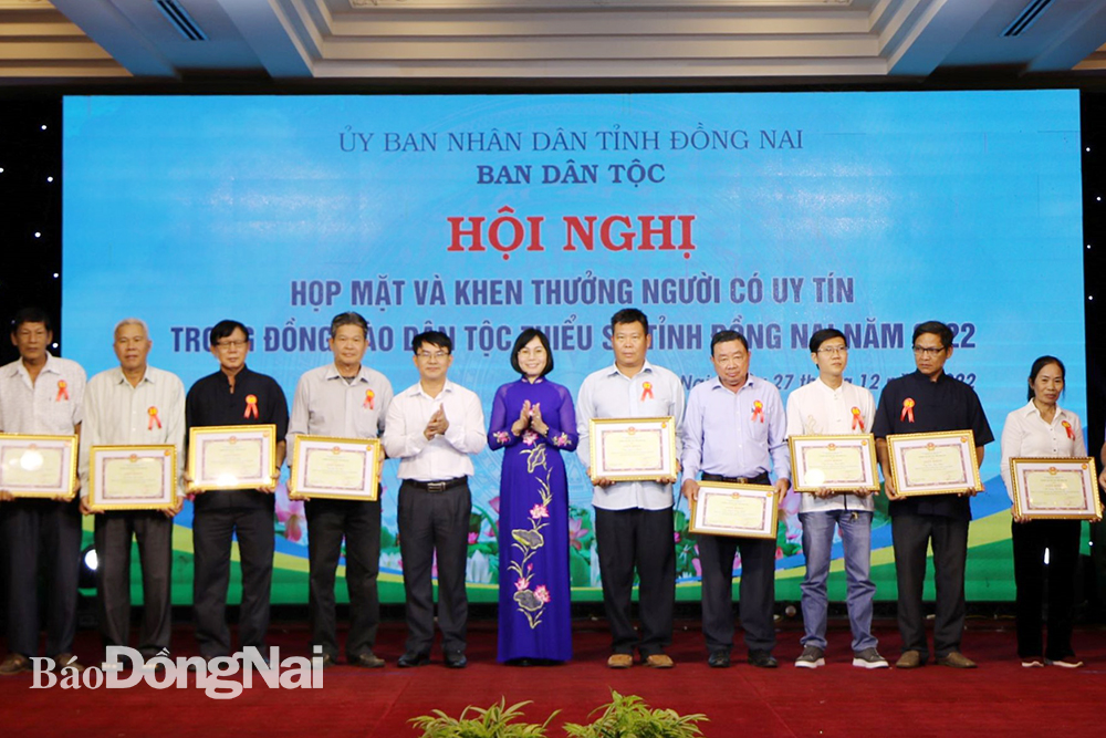 Phó chủ tịch UBND tỉnh Nguyễn Thị Hoàng và Trưởng Ban Dân tộc tỉnh Nguyễn Văn Khang trao giấy khen cho người có uy tín trong đồng bào DTTS tỉnh năm 2022.