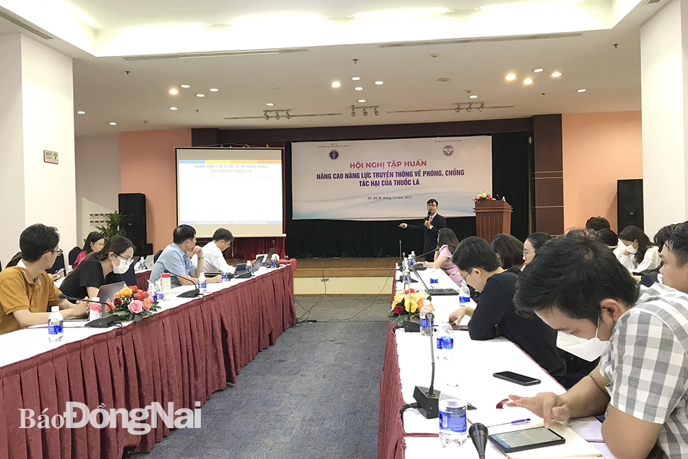 ThS BS Nguyễn Hữu Hoàng, Trung tâm Giáo dục Y học, Đại học Y dược TP.HCM trình bày chuyên đề về thuốc lá điện tử tại hội nghị