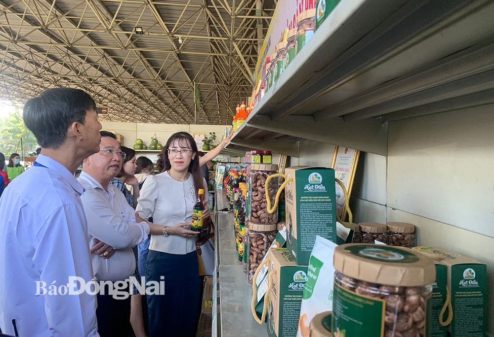 Chương trình giới thiệu và bán sản phẩm OCOP tỉnh tại Trung tâm MM Mega Market Biên Hòa. Ảnh: B.Nguyên