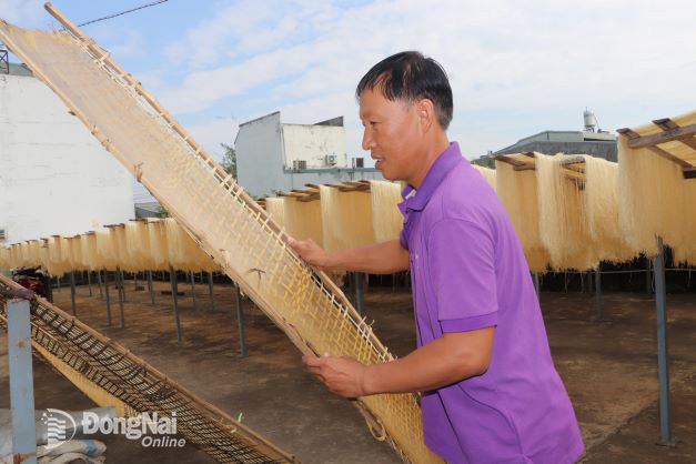Miến tại làng nghề làm miến Bắc ở P.Tân Biên, TP. Biên Hòa được phơi khô bằng nắng tự nhiên. Ảnh: B.Nguyên