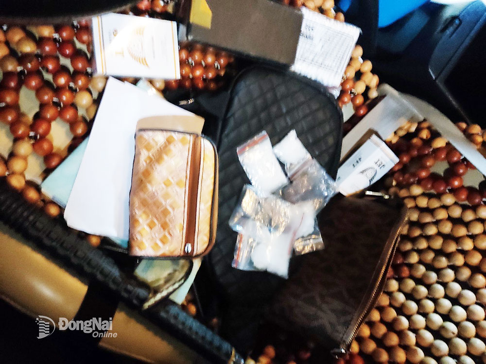 Số ma túy và tang vật liên quan thu giữ trên xe ô tô của Trần Văn Đúng. Ảnh: Công an cung cấp