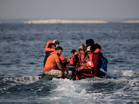 Người di cư chờ được giải cứu tại vùng biển ngoài khơi bờ biển Calabria, miền Nam Italy, ngày 10-3-2023