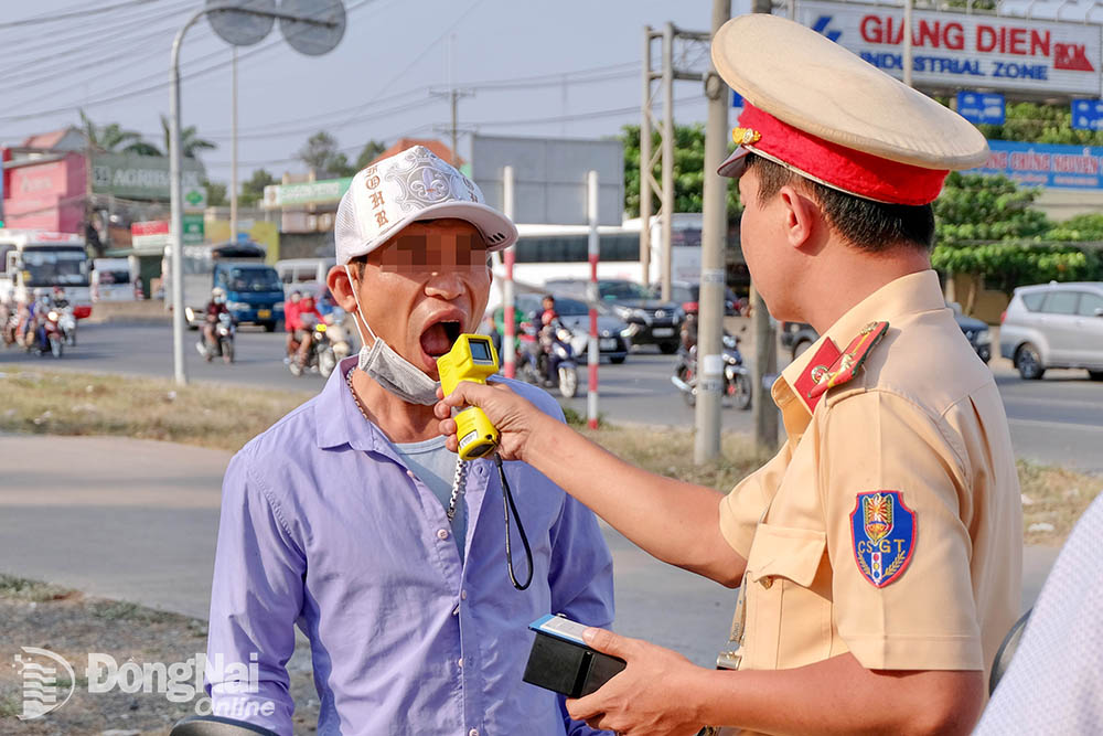 Trạm Cảnh sát giao thông số Ngã ba Thái Lan, Phòng Cảnh sát giao thông Công an tỉnh kiểm tra nồng độ cồn của người lái xe lưu thông trên quốc lộ 51, đoạn qua TP.Biên Hòa