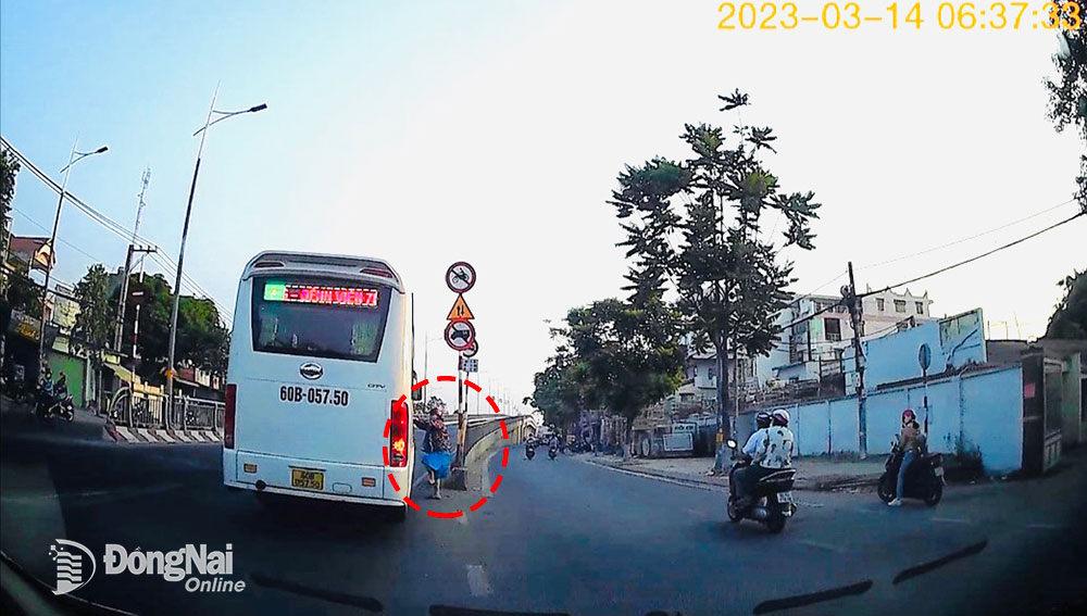 Xe buýt đón khách giữa đường