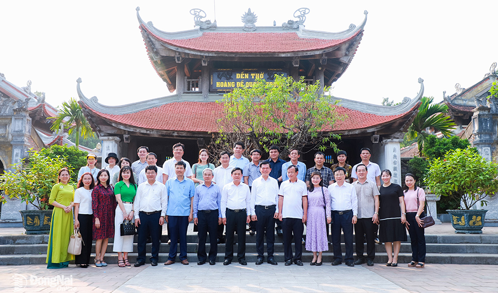 Ủy viên Trung ương Đảng, Bí thư Tỉnh ủy Đồng Nai Nguyễn Hồng Lĩnh dâng hương tưởng niệm Hoàng đế Quang Trung và Đại thi hào Nguyễn Du