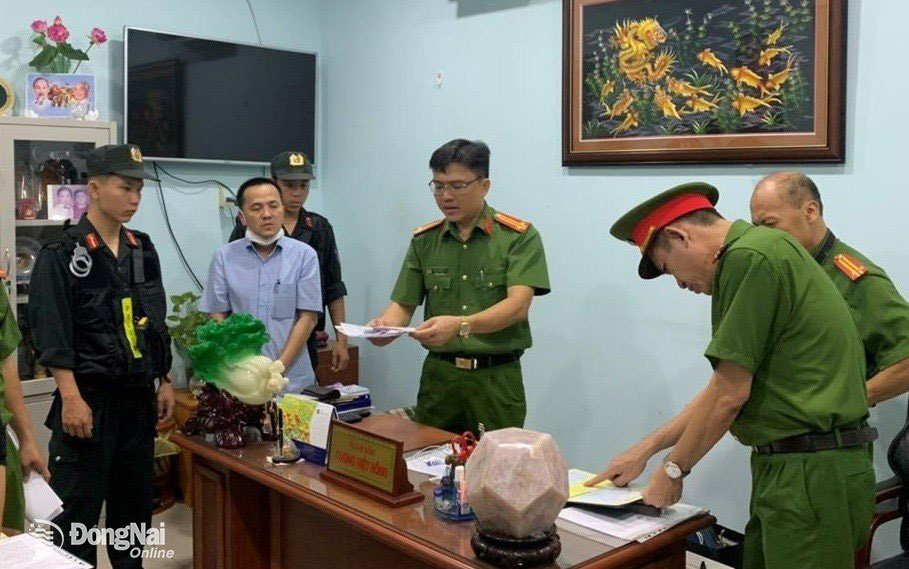 Công an tiến hành khám xét nơi làm việc của ông Dương Việt Hồng