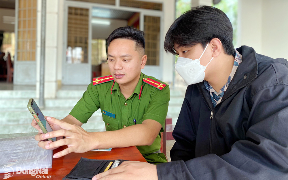 Công an xã An Phước (H.Long Thành) hướng dẫn người dân cài đặt tài khoản định danh điện tử mức độ 2 trên ứng dụng VNeID