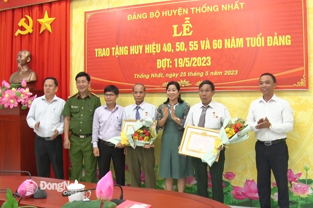 Tập thể lãnh đạo Ban Thường vụ Huyện ủy H. Thống Nhất trao huy hiệu Đảng cho các đồng chí  55 tuổi Đảng