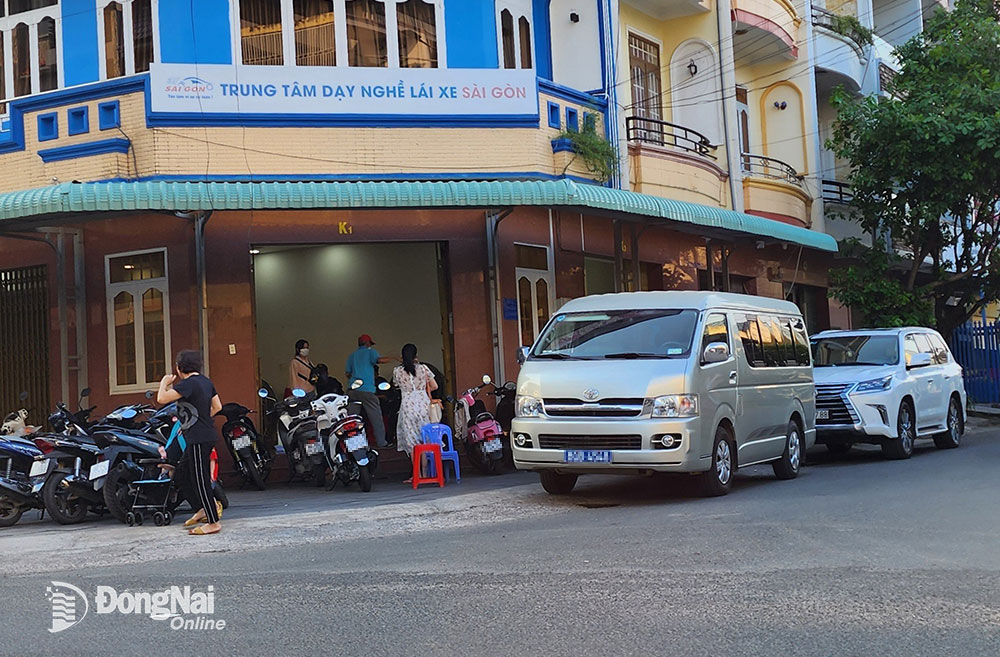 Lực lượng công an khám xét Văn phòng Trung tâm Dạy nghề lái xe Sài Gòn (P.Bửu Long, TP.Biên Hòa)