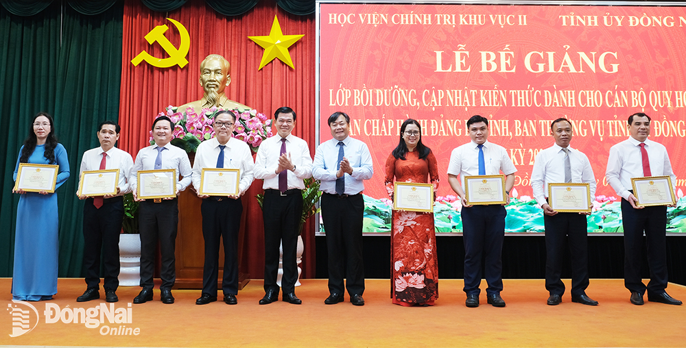 Bí thư Tỉnh ủy Nguyễn Hồng Lĩnh và Giám đốc Học viện Chính trị Khu vực II Nguyễn Quốc Dũng trao giấy khen cho các học viên có thành tích cao