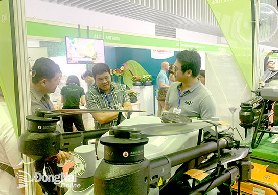 Nông dân quan tâm mô hình sử dụng máy bay không người lái trong sản xuất nông nghiệp tại hội chợ về nông nghiệp tại TP.HCM năm 2023. Ảnh: B.Nguyên