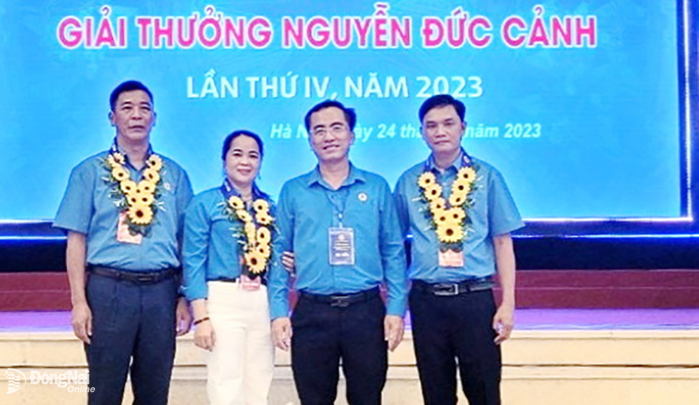 Ba công nhân nhận giải thưởng Nguyễn Đức Cảnh chụp hình cùng đại diện Liên đoàn Lao động tỉnh (ảnh: CĐ)
