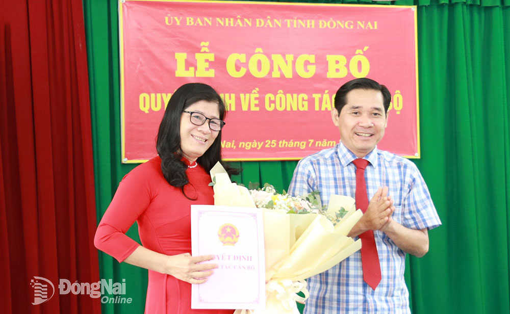 Giám đốc Sở Nội vụ Trần Quang Tú trao quyết định bổ nhiệm lại chức danh Chủ tịch Hội đồng thành viên Công ty TNHH MTV Khai thác công trình thủy lợi tỉnh đối với bà Tạ Thị Thúy. Ảnh: Sông Thao