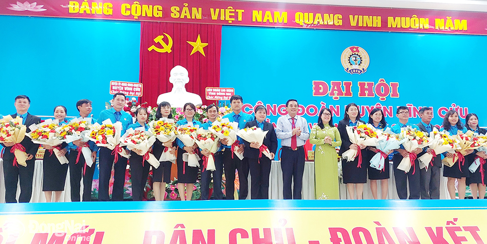 Chủ tịch Liên đoàn Lao động tỉnh Nguyễn Thị Như Ý và lãnh đạo địa phương tặng hoa chúc mừng Ban chấp hành Công đoàn H.Vĩnh Cửu nhiệm kỳ 2023-2028