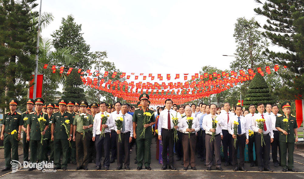 Lãnh đạo Quân khu 7, tỉnh Đồng Nai viếng liệt sĩ tại Nghĩa trang liệt sĩ tỉnh