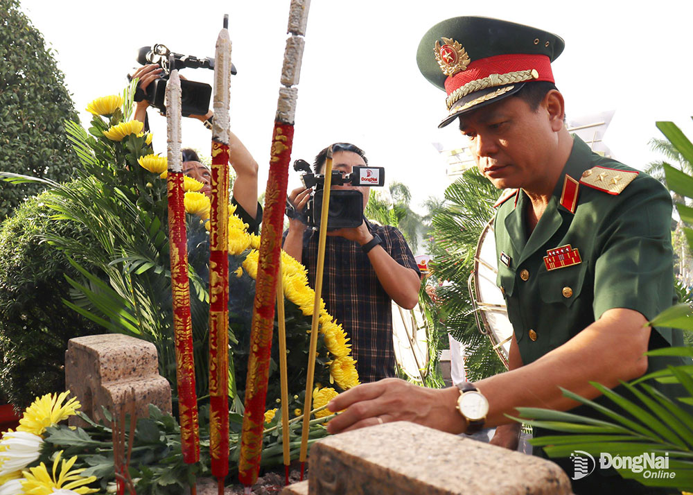 Trung tướng Nguyễn Trường Thắng dâng hương Đài liệt sĩ tại Nghĩa trang liệt sĩ tỉnh