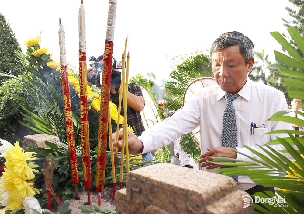 Phó bí thư thường trực Tỉnh ủy Hồ Thanh Sơn dâng hương tại Nghĩa trang liệt sĩ