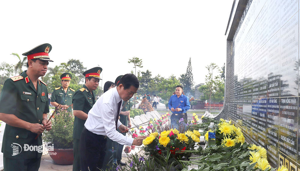 Bí thư Tỉnh ủy và lãnh đạo tỉnh dâng hương viếng liệt sĩ khu mộ tập thể tại Nghĩa trang liệt sĩ tỉnh