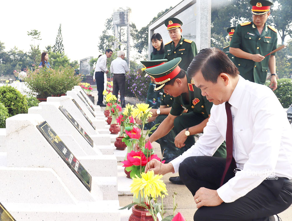 Bí thư Tỉnh ủy Nguyễn Hồng Lĩnh và các đại biểu  thắp hương mộ liệt sĩ tại Nghĩa trang liệt sĩ tỉnh