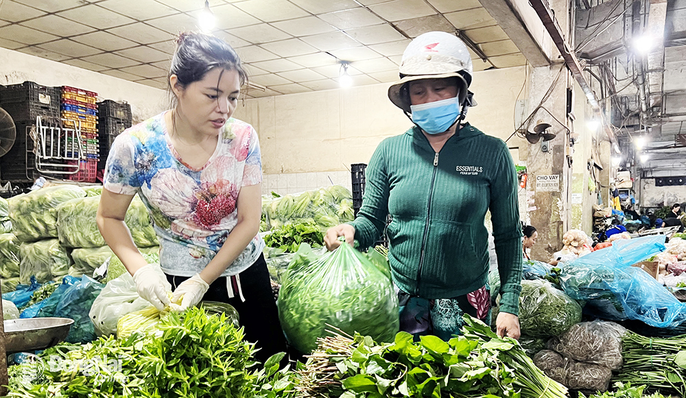 Giá nhiều loại rau xanh tăng trong thời gian gần đây do thời tiết diễn biến phức tạp, mưa nhiều. Trong ảnh: Một sạp kinh doanh các loại rau xanh tại chợ Tân Biên (TP.Biên Hòa)