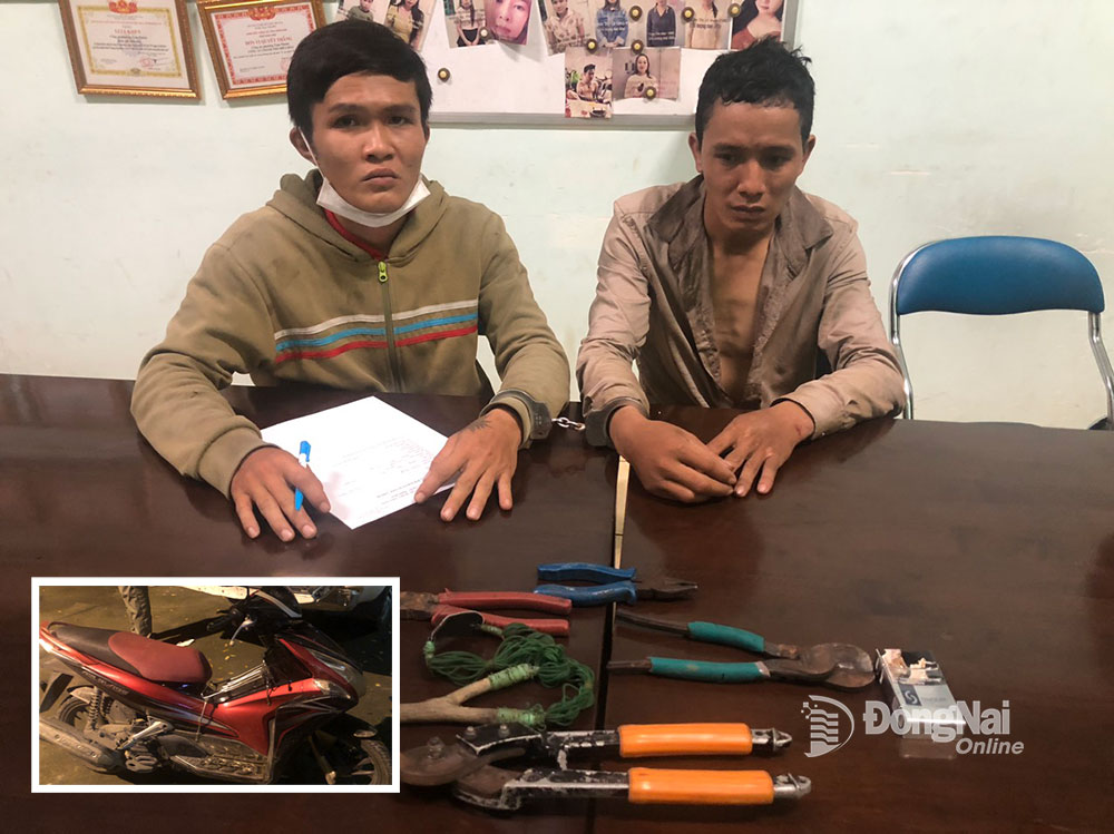 Hanh và Quyền bị bắt cùng chiếc xe tang vật. Ảnh: Công an cung cấp