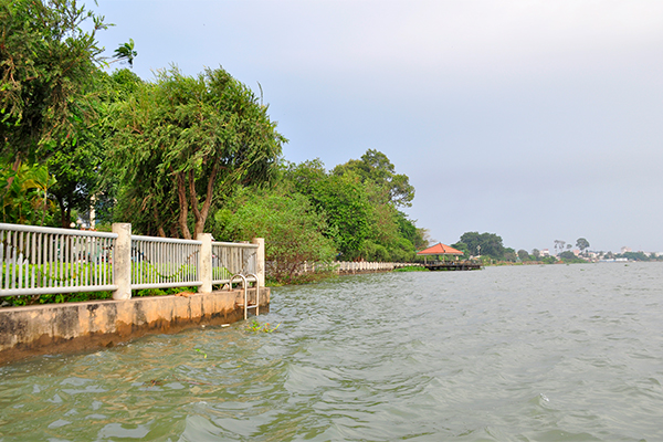 Một góc sông Đồng Nai đoạn chảy qua ra cầu Mát trước trụ sở UBND tỉnh. Ảnh: VĂN CHÍNH
